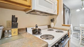 Een koelkast, een magnetron, een oven, een kookplaat