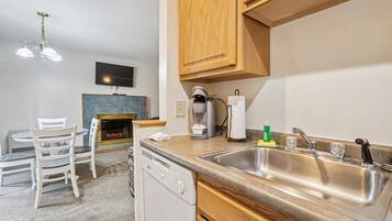 Coffee/tea maker, fridge, microwave, oven