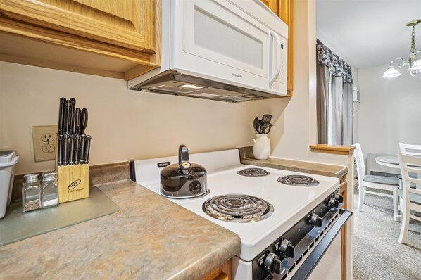 Full-sized fridge, microwave, oven, stovetop