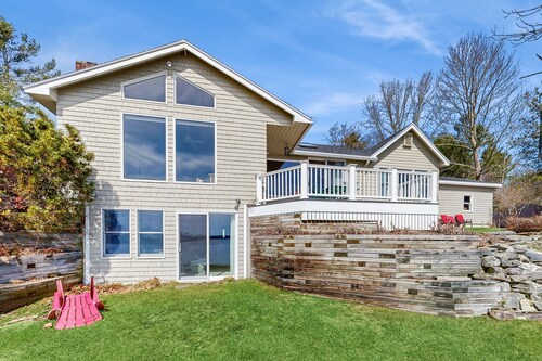 Waterfront kotiin w / kalustettu kannella, kaunis merinäköala, ja täydellinen keittiö