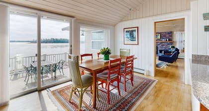 Casa frente al mar con una terraza amueblada, hermosas vistas al mar y una cocina completa