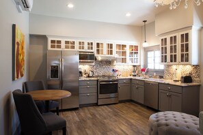 Fridge, microwave, oven, stovetop - Historic Downtown Luxurious Apartment Only Steps Away from Local Restaurants (Roseburg)