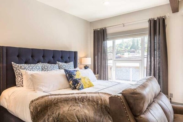 1 bedroom, iron/ironing board, free WiFi, bed sheets - Historic Downtown Luxurious Apartment Only Steps Away from Local Restaurants (Roseburg)