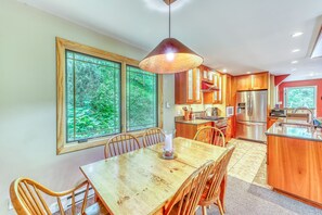 Fridge, microwave, oven, stovetop - Cozy, updated riverfront home with gas stove & AC (Warren)