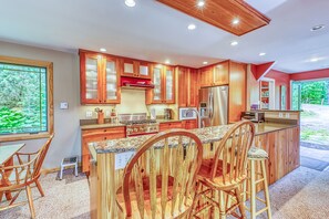 Fridge, microwave, oven, stovetop - Cozy, updated riverfront home with gas stove & AC (Warren)