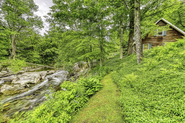 Property grounds - Cozy, updated riverfront home with gas stove & AC (Warren)