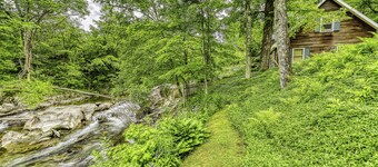 Koselig oppdatert hjem med utsikt over elven, privat badestamp og i nærheten av elva!