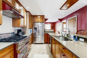 Fridge, microwave, oven, stovetop - Cozy, updated riverfront home with gas stove & AC (Warren)