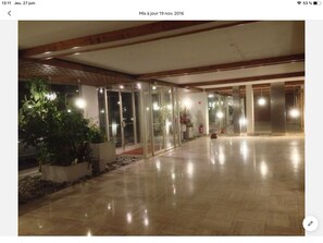 Interior - Wide angle on the Ocean, Studio front line facing the Côte des Basques. (Biarritz)