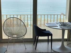 Outdoor dining - Wide angle on the Ocean, Studio front line facing the Côte des Basques. (Biarritz)