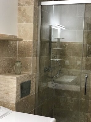 Secadora de cabello, toallas, jabón, shampoo 