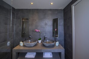 Dusche, Haartrockner, Handtücher