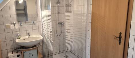 Regadera, secadora de cabello, toallas