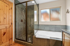 Combined shower/bathtub, jetted bath, hair dryer, towels - Pankratz Pines - Close to Slopes, Jet Tub, Deck, Views (Big Bear Lake)