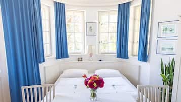 1 bedroom, desk, WiFi, bed sheets