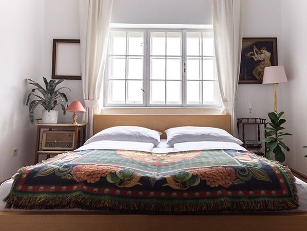1 bedroom, desk, WiFi, bed sheets