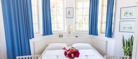 1 bedroom, desk, WiFi, bed sheets