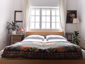 1 bedroom, desk, WiFi, bed sheets