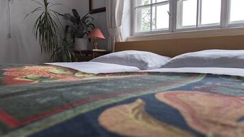 1 bedroom, desk, WiFi, bed sheets