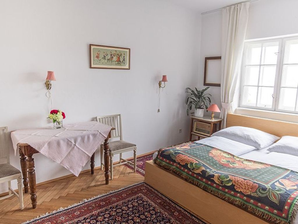 1 bedroom, desk, WiFi, bed sheets