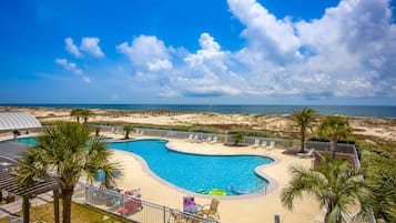 Alberca techada y alberca climatizada