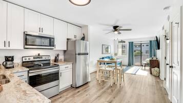 Jääkaappi, mikroaaltouuni, uuni, liesi