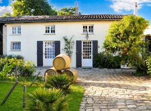 A traditional house with a stone-paved courtyard, a white facade, and a tiled roof. - Homerez - Villa in Arsac with pool (Arsac)