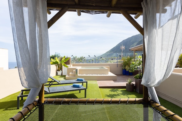 A rooftop terrace with a view of the sea and mountains, featuring lounge chairs, a small pool, and potted plants. - THE VICTORY HOUSE. (Garachico)