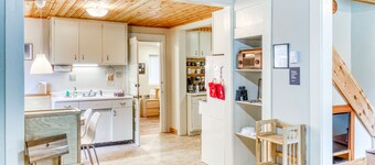 Vintage coastal cottage w/ free WiFi & incredible in-town location, dogs OK