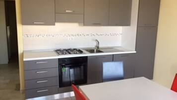 Jääkaappi, mikroaaltouuni, uuni, liesi