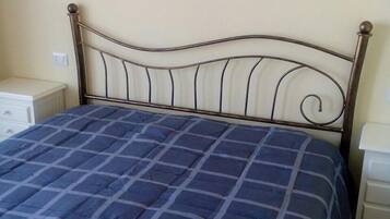 4 bedrooms, iron/ironing board, WiFi