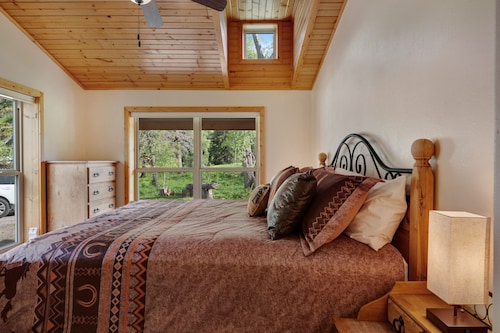 Creekside cabin with private hot tub, washer/dryer, WiFi & wood fireplace