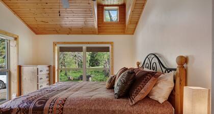 Creekside cabin with private hot tub, washer/dryer, WiFi & wood fireplace