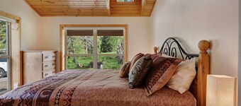 Casa de campo Creekside con cocina completa, jacuzzi privado, parrilla a gas y mesa de picnic