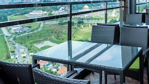 Un restaurante moderno con paredes de vidrio y vistas a la ciudad.