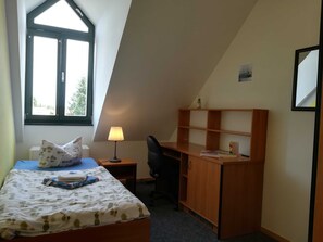 1 bedroom, desk, WiFi, bed sheets - Guesthouse EJS e.V. Eggesin - single room (room 22) (Eggesin)