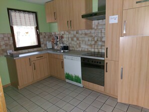 Jääkaappi, mikroaaltouuni, uuni, astianpesukone