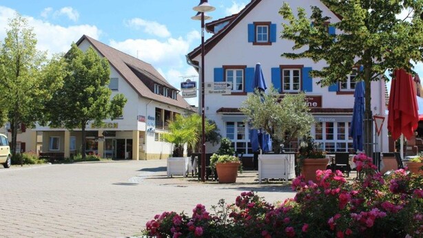 A traditional European building with a sign for a restaurant and a pharmacy. - Apartment Hug - Apartment, 4 bedrooms, from 5 persons, max. 7 people (Ringsheim)
