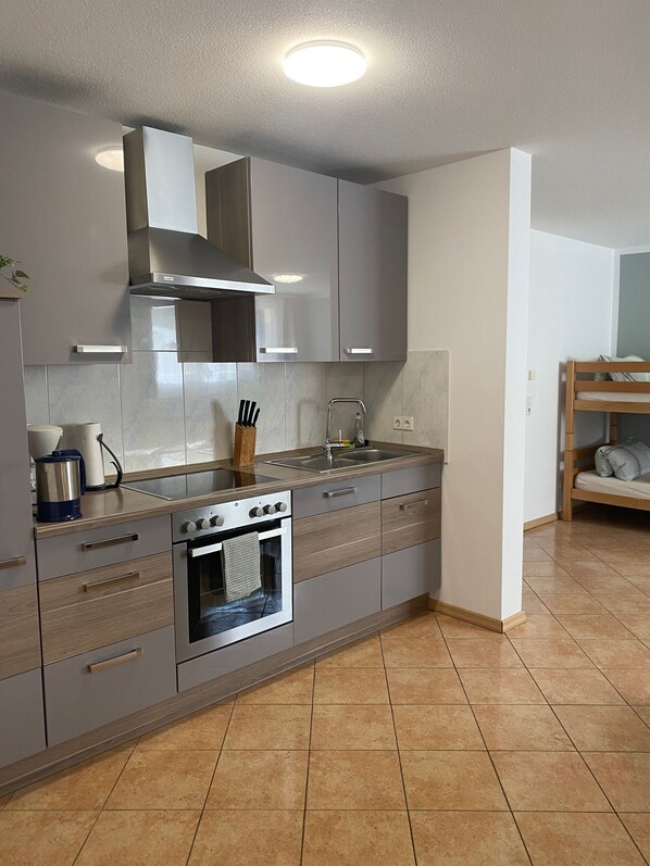 Fridge, oven, dishwasher, coffee/tea maker