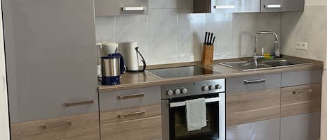 Een koelkast, een oven, een vaatwasser