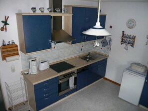Een koelkast, een oven, een vaatwasser, een koffiezetapparaat/waterkoker