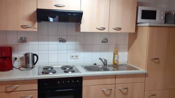 Kühlschrank, Mikrowelle, Ofen, Hochstuhl