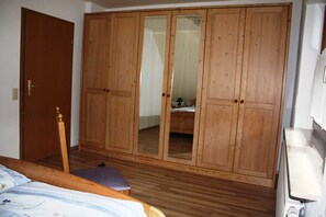 2 habitaciones, tabla de planchar con plancha y ropa de cama 