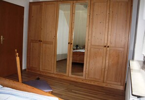 2 bedrooms, iron/ironing board, bed sheets