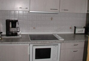 KĂŒhlschrank, Mikrowelle, GeschirrspĂŒler, Wasserkocher