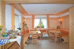 Dining - Double room 1 with toilet and shower, 1 - 2 persons - Mosertonihof (Elzach)