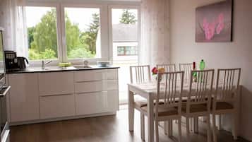 Kühlschrank, Mikrowelle, Ofen, Geschirrspüler