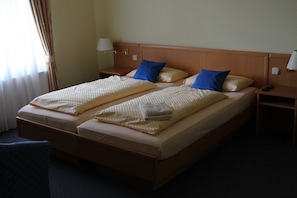 2 chambres, coffre-fort, bureau, lit de bébé portatif