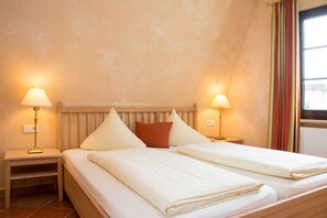 2 bedrooms, in-room safe, desk, travel cot
