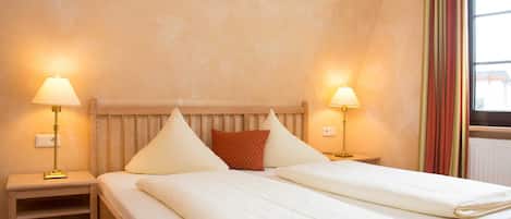 2 quartos, cofres nos quartos, escrivaninha, roupa de cama